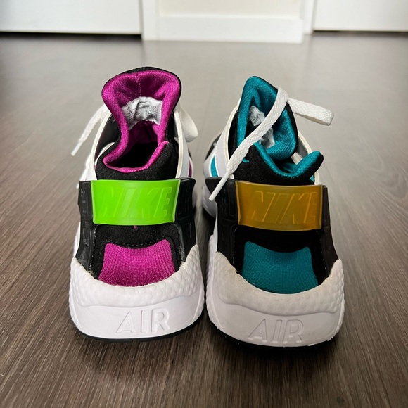 New Nike Air Huarache “Peace Love Swoosh” size 9 - Picture 3 of 10